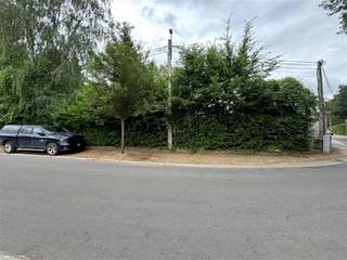 <p><strong>Century21Immonero stelt voor:</strong></p><p>Absolute topligging, in een rustige en residentiele omgeving, op wandelafstand van treinstation, Zoniënwoud en park van Solvay, vindt u deze bouwgrond voor een 3 gevelwoning op een mooi vlak terrein van 7A85ca met 11m gevelbreedte.</p><p>Er kan een woning van 7x15 m opgericht worden. Op sommige plaatsen kunnen er zich nog resten van funderingen van serres in de ondergrond bevinden. Geen bouwverplichting.</p>