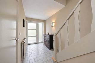 <h1><span>Instapklare gezinswoning met 3 slaapkamers, garage en tuin in de geliefde Elsdonkwijk</span></h1><h1><span> </span></h1><p><span>De woning werd met zorg onderhouden en combineert een praktische indeling met aangename leefruimtes, hedendaags comfort en een gezellige tuin. </span></p><p><span>Een ideale thuis voor wie rustig en groen wil wonen, zonder in te boeten aan bereikbaarheid en voorzieningen.</span></p><p><span>Bij het binnenkomen op het gelijkvloers treffen we een ruime garage met elektrische poort en een achterliggende hobbyruimte. Deze veelzijdige ruimte kan perfect dienstdoen als thuisbureau, atelier of extra bergruimte. Via deze verdieping bereik je ook het deels overdekte terras en de gezellige, onderhoudsvriendelijke tuin, waar je in alle privacy kan genieten van het buitenleven.</span></p><p><span>Op de eerste verdieping bevindt zich de ruime leefruimte met aansluitend een open, volledig ingerichte keuken. De grote raampartijen zorgen voor een prachtige lichtinval en creëren een aangename sfeer waarin het heerlijk vertoeven is. Dankzij de aanwezige airconditioning geniet je hier ook tijdens warme zomerdagen van een aangenaam binnenklimaat.</span></p><p><span>De bovenste verdieping biedt plaats aan drie volwaardige slaapkamers en een recent vernieuwde badkamer. De hoofdslaapkamer beschikt bovendien over airconditioning, wat zorgt voor extra slaapcomfort.</span></p><p><span> </span></p><p><span>Bijzonderheden:</span></p><ul><li><span>Gelegen in de gegeerde Elsdonkwijk te Edegem</span></li><li><span>Garage met elektrische poort en oprit</span></li><li><span>Praktische hobbyruimte met diverse mogelijkheden</span></li><li><span>Gezellige, onderhoudsvriendelijke tuin met deels overdekt terras</span></li><li><span>Recent vernieuwde badkamer</span></li><li><span>Airconditioning in de leefruimte en masterbedroom</span></li><li><span>Gunstig EPC en conforme elektrische installatie</span></li><li><span>Instapklaar en uitstekend onderhouden</span></li></ul><p><span> </span></p><p><span>Scholen, winkels, sportclubs en openbaar vervoer bevinden zich op korte afstand. Het nabijgelegen Fort 5 biedt bovendien tal van mogelijkheden om te wandelen, sporten en ontspannen. Dankzij de uitstekende bereikbaarheid zijn Antwerpen en de omliggende gemeenten vlot bereikbaar.</span></p><p><span> </span></p><p><span>Deze charmante woning biedt alles wat je zoekt in een comfortabele gezinswoning: ruimte, licht, een aangename tuin en een uitstekende ligging in een van de meest geliefde wijken van Edegem.</span></p><p><span>Wenst u meer informatie of een bezoek ter plaatse? Neem gerust contact met ons op.</span></p>