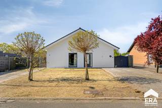 Energiezuinige gezinswoning met garage op 771m² te koop in Lommel!Lommel-Kolonie: Instapklare en ruime gezinswoning (198m²) met vrijstaande garage op...