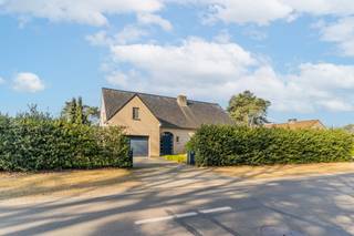 In een bijzonder groene en rustige omgeving, waar privacy en wooncomfort hand in hand gaan, bevindt zich deze hoogwaardige en energiezuinige villa...