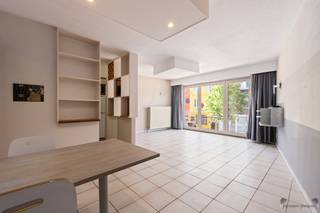 <p><span>Energiezuinig appartement in Genk</span></p><p><span>Bent u op zoek naar een energiezuinig appartement op een gunstige locatie in Genk? Dan is dit appartement op de eerste verdieping zeker een bezoek waard. Dankzij de centrale ligging bevinden winkels, openbaar vervoer, scholen en belangrijke invalswegen zich op korte afstand, wat zorgt voor een vlotte verbinding en optimaal wooncomfort.</span></p><p><span>Het appartement beschikt over een eigen inkomhal met praktische bergplaats, wat meteen zorgt voor extra opbergruimte. Vanuit de inkomhal bereikt u de aangename leefruimte die geniet van veel natuurlijk licht en directe toegang biedt tot het terras. Aansluitend bevindt zich de functionele keuken.</span></p><p><span>Verder omvat het appartement een comfortabele slaapkamer met aansluitend de badkamer, die rechtstreeks via de slaapkamer bereikbaar is.</span></p><p><span>Dankzij de uitstekende energiescore en de aanwezige duurzame voorzieningen is dit appartement niet alleen comfortabel, maar ook bijzonder voordelig in verbruik.</span></p><p><span>Troeven van dit appartement:</span></p><ul><li><span>Energiezuinig appartement (EPC-label B) </span></li><li><span>13 zonnepanelen </span></li><li><span>Elektrische installatie conform </span></li><li><span>Asbestveilig </span></li><li><span>Geen gemeenschappelijke kosten </span></li><li><span>Terras aanwezig </span></li><li><span>Praktische bergplaats </span></li><li><span>Centrale ligging nabij voorzieningen en invalswegen </span></li></ul><p><span> </span></p><p><span>Een ideale opportuniteit voor starters, alleenstaanden of investeerders die op zoek zijn naar een zorgeloze en energiezuinige woonst in Genk.</span></p>