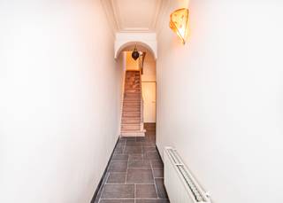 <p>In het hart van De Haan, rustig gelegen en toch op enkele minuten van zee, bevindt zich deze karaktervolle woning die veel meer is dan een klassieke gezinswoning.</p><p>Achter de charmante gevel schuilt een verrassend lichtrijke woning die tussen 2004 en 2005 volledig werd gerenoveerd onder begeleiding van een architect. Alle technieken werden vernieuwd en er werd vooruit gedacht richting energiezuinigheid — vandaag vertaalt zich dat in een mooi <u>EPC-label B.</u></p><p>Binnenkomen voelt meteen juist. De leefruimte heeft een perfecte lichtinval en de open keuken vormt het kloppend hart van de woning. Wonen, koken, werken en ontspannen vloeien hier moeiteloos in elkaar over, zonder in te boeten aan ruimte of gezelligheid.</p><p>De zuidoost gerichte tuin maakt het plaatje compleet: zon, rust en privacy, van ’s middags tot ’s avonds. De inpandige garage biedt de perfecte ruimte voor berging, technische installaties en een handige werkplaats</p><p>Op de <u>eerste verdieping</u> vind je een ruime badkamer met alle comfort en een master bedroom met dressing en ingemaakte kasten. Twee volwaardige slaapkamers en een praktische berging zorgen ervoor dat deze woning perfect werkt voor een gezin.</p><p>Maar hier stopt het verhaal niet.</p><p>De woning beschikt over een <u>volledig vergund appartement op de tweede verdieping</u>, momenteel verhuurd aan een correcte huurder. Ideaal voor wie wil investeren zonder zorgen, of flexibel wil omgaan met wonen en verhuren.Met 8 zonnepanelen, een conformiteitsattest en een indeling die verschillende pistes toelaat, biedt deze eigendom uitzonderlijke mogelijkheden:</p><ul><li><p>wonen én een extra inkomen genereren</p></li><li><p>kangoeroewonen of zorgwonen</p></li><li><p>één grote gezinswoning creëren</p></li><li><p>of inspelen op vakantieverhuur aan de kust</p></li></ul><p>Of je nu op zoek bent naar een warme thuis of een slimme investering met rendement: dit is een pand dat beide perfect combineert.</p><p><strong>Zulke opportuniteiten op deze ligging zijn zeldzaam.</strong></p><p></p>