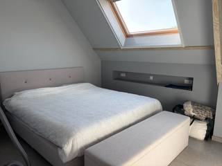 Dit aangename één slaapkamer appartement is gelegen in het centrum van Eeklo, op wandelafstand van winkels, horeca, openbaar vervoer en alle dagelijkse voorzieningen. <br /><br />Het appartement omvat een <strong>keuken </strong>met aansluitende <strong>open woonkamer</strong>, een <strong>slaapkamer </strong>en een <strong>afzonderlijke badkamer</strong>. De <strong>badkamer </strong>is uitgerust met een douche, toilet en badkamermeubel en beschikt bovendien over een aansluiting voor een wasmachine. <br /><br />Het appartement is beschikbaar vanaf 1 januari 2027. <br />Huurprijs: € 700 + € 100 voorschot water, verwarming en elektriciteit = € 800 per maand. <br />EPC: 170 kWh/(m² jaar) - label B. <br /><br />Interesse? Neem gerust telefonisch contact met ons op voor het maken van een afspraak. We zijn te bereiken op het nummer 09 330 61 04 of stuur een mail naar info@vastgoedminnaert.be.
