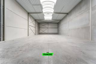 Ontdek de perfecte industriële ruimte die aan al uw eisen voldoet te Blankenberge. Het KMO park "Tintersweghe II" is gelegen kortbij een invalsweg dewelke een vlotte verbinding geeft met autosnelwegen. <br /><br />Het project bestaat uit 14 units, verdeeld over 2 bedrijfsverzamelgebouwen. Samenvoegen van meerdere units is mogelijk.<br /><br />Met een robuuste stalen constructie biedt deze faciliteit een solide basis.<br /><br />De gevelwanden zijn vakkundig vervaardigd met een stevige betonplint, waardoor uw bedrijf beschermd blijft tegen de elementen. De wanden bestaan uit geïsoleerde sandwichpanelen. Binnenin wordt de vloerplaat geïsoleerd en afgewerkt in gepolierd en gewapend beton, ontworpen om zelfs de zwaarste belastingen aan te kunnen.<br /><br />Het platte dak is voorzien van hoogwaardige isolatie en een centrale lichtstraat van dubbelwandige polycarbonaat platen.<br /><br />Bovendien biedt de ruime vrije hoogte van 6 meter onder de spanten een scala aan mogelijkheden voor uw bedrijfsactiviteiten, met zelfs de optie om een tussenverdieping te installeren.<br /><br />De geïsoleerde sectionale toegangspoort kan elektrisch geopend worden.<br /><br />Veiligheid staat voorop met een brandklasse C-certificering die voldoet aan de strengste normen, inclusief de installatie van een brandcentrale zonder extra kosten (inbegrepen in de aankoopprijs).<br /><br />Wat betreft nutsvoorzieningen, alles is al voorbereid voor een naadloze aansluiting op stadswater, elektriciteit (3 x 400V, 32A tot 63A) en internet. Elke unit beschikt over een afzonderlijke teller en een gescheiden rioleringsstelsel voor regenwater en afvalwater, compleet met een 5000-liter regenwaterput per unit.<br /><br />Als kers op de taart beschikt elke unit over zijn eigen privatieve parkeerplaatsen inbegrepen in de prijs.<br /><br />Prijzen excl. 21% BTW (volledig recupereerbaar, géén verkooprechten).<br /><br />Oplevering voorzien in Q1 2025.<br /><br />Mis deze unieke kans niet om uw bedrijf te vestigen in een state-of-the-art faciliteit die klaar staat om aan al uw behoeften te voldoen. <br /><br />Neem vandaag nog contact met ons op voor meer informatie en plan uw bezichtiging aan de werf!<br /><br />