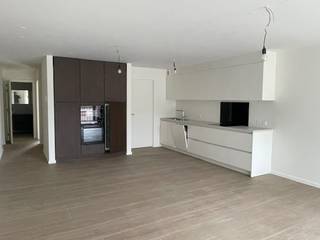 Appartement op de 2de verdieping (met lift) in het centrum van Harelbeke. Bestaande uit inkomhal, apart toilet, ruime berging/wasplaats, woonkamer en open keuken. Aan de woonkamer paalt een ruim terras. Verder zijn er nog 2 slaapkamers en een mooi badkamer. Hoogwaardig afgewerkt en overal voorzien van vloerverwarming. Een ondergrondse autostaanplaats kan gehuurd worden voor 50 €/maand. Onmiddellijk vrij!