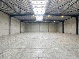 <u><strong>Benaderende OPPERVLAKTE:</strong></u><br />Magazijn: <strong>576m²</strong> (24m x 24m)<br /><strong>Inclusief verharde buitenruimte en private parkeerplaatsen voor de poort.</strong><br />Grote manoeuvreerruimte, die de toegankelijkheid van opleggers mogelijk maakt.<br /><br /><u><strong>AFWERKING: </strong></u>
<ul>
<li>Stalen constructie, afgewerkt met lasprimer en all meta coating.</li>
<li>Geïsoleerde (10cm PIR) gladde betonpanelen.</li>
<li>Gepolierde en gewapende betonvloer (15cm)</li>
<li>Geïsoleerd (10cm PIR) plat dak (2-laagse roofing) met centrale lichtstraat met RWA-luik.</li>
<li>1 geïsoleerde, automatische sectionaalpoort (h: 4,2m). </li>
<li>Vrije hoogte: 6m</li>
<li>Toilet</li>
<li>LED-verlichting </li>
</ul>
<br /><u><strong>NUTSVOORZIENINGEN: </strong></u><br />Elektriciteit (3 x 400V, 40A), stadswater, toilet<br /><br /><u><strong>LIGGING:</strong></u><br />Op ambachtelijke zonet te Oostkamp.<br />Op 3km van E40/E403<br />Tevens een vlotte verbinding naar de kust.<br /><br /><span><u>* Bijzonderheden</u></span><br />- Vermelde prijs is exclusief 21% btw, verbruik, onroerende voorheffing (conform aanslagbiljet) en gemene kosten (minimaal!).<br />- Onze referentie op<strong> </strong><strong>www.centro.be</strong>: <strong>P0510</strong><br />- <strong>Interesse?</strong> Neem dan vandaag nog contact voor meer info of bezichtiging:<strong> </strong><strong>050700102</strong><strong>.</strong><br /><br /><strong>CENTRO | </strong><strong>BEDRIJFSVASTGOED </strong>is reeds 24 jaar <u>gespecialiseerd in de bemiddeling van commercieel- en bedrijfsvastgoed</u> in West- en Oost-Vlaanderen.<br /><strong>Wilt u ook weten hoeveel uw bedrijfsgebouw waard is?</strong><br />Contacteer ons vrijblijvend voor een marktconforme waardebepaling van uw pand. <br />