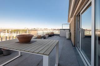 <p><span>Ligging:</span></p><p><span> </span></p><p><span>Dakappartement op de 6de verdieping (lift tot 5°) centraal gelegen te Deurne met in de directe omgeving een aanbod van lokale winkels, supermarkten, scholen en toegang tot het openbaar vervoer. Op wandelafstand bevindt zich het groendomein Rivierenhof.</span></p><p><span> </span></p><p><span>Indeling:</span></p><p><span> </span></p><p><span>Inkomhal met praktische ingemaakte vestiaire/bergkast, ruime woonkamer met tegelvloer, airco en breed schuifraam naar het terras, ingerichte keuken in landelijke stijl, 1 ruime slaapkamer met berging, compacte vernieuwde badkamer met douche en een apart toilet.</span></p><p><span>Het appartement beschikt over een groot en mooi dakterras van 30 m² en een elektrisch bediende zonnetent. Het dakterras werd recent gerenoveerd met nieuwe vloertegels.<br />In de kelder van het gebouw is er een individuele berging voorzien en is er ook een autostaanplaats beschikbaar : + € 18.000.</span></p><p><span> </span></p><p><span>Technische kenmerken:</span></p><p><span> </span></p><p><span>EPC Label C (geen renovatieplicht), aluminium ramen met dubbele beglazing en (deels); rolluiken, dak gebouw geîsoleerd, airco in de woonkamer, collectie CV op aardgas (condesatieketels)</span></p>