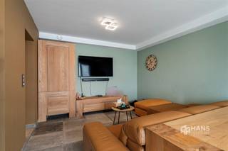 <p><span>Instapklaar en energiezuinig appartement (103 m²) met tuin, zonnepanelen en EPC B in Deurne</span></p><p><span>Instapklaar, energiezuinig en afgewerkt met oog voor comfort: dit volledig gerenoveerde gelijkvloerse appartement combineert hedendaags wooncomfort met een uitzonderlijke buitenruimte. Dankzij de gunstige EPC-score B, de aanwezigheid van zonnepanelen, een thuisbatterij, een ventilatiesysteem en conforme elektriciteit geniet je hier van een toekomstgericht appartement met een laag energieverbruik.</span></p><p><span>De ligging vormt een extra troef. Je woont in een rustige woonwijk met het prachtige Rivierenhof op wandelafstand, ideaal voor sport, ontspanning en recreatie. Daarnaast geniet je van een uitstekende bereikbaarheid dankzij het openbaar vervoer, verschillende velo-stations en een vlotte verbinding naar de belangrijkste invalswegen.</span></p><p><span>Het appartement maakt deel uit van een kleinschalig gebouw van slechts twee verdiepingen, waarvan het dak conform geïsoleerd is. De vaste kosten bedragen €100/maand en omvatten de blokpolis, het waterverbruik, het reservefonds en het onderhoud en de elektriciteit van de gemene delen. Verwarmen gebeurt individueel op aardgas.</span></p><p><span>In 2023 werd het appartement volledig gerenoveerd en sindsdien verkeert het in uitstekende staat. Via de inkomhal bereik je de lichtrijke leefruimte met open, volledig uitgeruste keuken, samen goed voor circa 33 m². De keuken beschikt over een kookplaat, dampkap, spoelbak, ingebouwde oven, microgolfoven, vaatwasser en koelkast.</span></p><p><span>Verder omvat het appartement een moderne badkamer met inloopdouche, lavabomeubel en handdoekdroger, een polyvalente kamer van 9 m² die perfect dienst kan doen als bureau, dressing of derde slaapkamer en nog twee volwaardige slaapkamers van 8 m² en 15 m². Vanuit de kleinste slaapkamer heb je toegang tot de ruime veranda van 16 m².</span></p><p><span>De absolute blikvanger is zonder twijfel de zonnige, zuidgerichte tuin van maar liefst 100 m² met praktisch tuinhuis. Een zeldzame buitenruimte waar je in alle rust kunt genieten van lange zomerdagen.</span></p><p><span>Tot slot beschikt het appartement nog over twee privatieve kelderbergingen.</span></p><p><span>Ben je op zoek naar een instapklaar en energiezuinig appartement met een uitzonderlijk grote tuin op een rustige, maar vlot bereikbare locatie? Dan is dit zonder twijfel een buitenkans. Bewoonbare opp. 103 m² – ref.: bruto vloeropp. Voor meer info of een gratis schatting surf naar </span><span><span>www.hansimmo.be</span></span><span>.</span></p><p><span> </span></p>