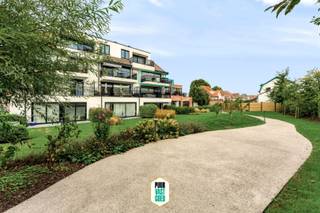 Dit goed onderhouden en stijlvolle appartement is gelegen op de tweede verdieping van een recente residentie uit 2022. Het appartement combineert een moderne afwerking met een aangename leefruimte en een ruim westgericht terras.<br /><br />Via de inkomhal, met ingemaakte kasten, komt je via de mooie deur in glas en staal in de lichtrijke leefruimte met open keuken. Die keuken is geen standaardkeuken, maar werd gepimpt met een composiet-werkblad, ontbijthoek, oven én microgolfoven, grote koelkast en diepvries en een marmerlook spatwand, die terugkomt in het tafelblad. Ook de leefruimte werd opgewaardeerd in vergelijking met de standaard, door de visgraatparket, moderne maatwerk kastenwand, railverlichting, kamerhoge gordijnen en rolgordijnen.<br />Aansluitend bevindt zich een praktische berging, met plaats voor zowel wasmachine als droogkast, maar ook nog opslag Het appartement beschikt verder over twee slaapkamers eveneens met ingemaakte kasten en een ruime badkamer met inloopdouche.<br /><br />Een absolute troef is het ruime terras van 10,6 m², waar u dankzij de westelijke oriëntatie volop van de namiddag- en avondzon kunt genieten. Bovendien is er weinig inkijk en geniet het appartement van een redelijk open zicht.<br /><br />Het appartement is zeer tijdloos en stijlvol afgewerkt en is voorzien van dubbele, geluidwerende beglazing, PVC-raamprofielen, gasverwarming en ventilatiesysteem D. Dankzij de recente bouwdatum en goede staat van onderhoud is het geheel instapklaar. Het appartement beschikt bovendien over individuele zonnepanelen en heeft een EPC-label A.<br /><br />Tesnlotte is er mogelijkheid om een ondergraondse garagebox en/of een deel van de meubels aan te kopen.