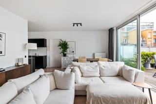 <p><strong>Penthouse appartement in het hart van Antwerpen</strong></p><p>Dit mooie penthouse appartement van 125m² ligt op een toplocatie in Antwerpen en biedt een unieke combinatie van comfort, stijl en ruimte. Met twee slaapkamers, twee badkamers en een open indeling met vloerverwarming creëert dit woonpalet de perfecte balans tussen elegantie en functionaliteit.</p><p><strong>Interieurkenmerken</strong></p><p>Het appartement beschikt over een indrukwekkende woonkamer met parketvloeren en grote schuifpuien die uitkomen op een privéterras van maar liefst 57 m². De moderne keuken is voorzien van inductie kookvuur, oven, koelkast en vaatwasser. Beide badkamers zijn volledig uitgerust met luxe fixtures, waaronder een inloop-/ regendouche.</p><p><strong>Slaapkamers</strong></p><p>De twee slaapkamers bieden volop natuurlijk daglicht. De eerste slaapkamer is perfect als master bedroom, terwijl de tweede ideaal is voor gasten of als thuiskantoor.</p><p><strong>Buitenruimte</strong></p><p>Het omvangrijke terras op het dak is een juweel van dit appartement. Met uitzicht op de stad, is het een ideale plek om te ontspannen, te eten of vrienden en familie te ontvangen.</p><p><strong>Afwerkingskwaliteit</strong></p><p>Dit appartement straalt moderne raffinement uit met warm houten vloeren en mooie meubels. Alle ruimtes zijn voorzien van hoogwaardige afwerkingen en duurzame materialen.</p><p><strong>Gemeenschappelijke lasten</strong></p><p>De gemeenschappelijke lasten bedragen: € 235/ maand.</p>