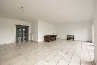 1STE VERDIEPINGDit appartement verwelkomt u in een aangename inkomhal van 13 m² op tegel.De woonkamer van 46 m² biedt een open en comfortabele...