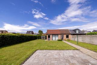Prachtige woning met 3 slaapkamers en prachtige tuin op toplocatie te Herenthout!<br /><br />Droomt u ervan om te wonen in een zeer rustige verkaveling vlak bij het centrum van Herenthout? Dan is deze woning perfect voor u.<br /><br />Via de inkomhal betreedt u deze woning waar meteen het gevoel van thuiskomen overheerst. Een apart gastentoilet en ingemaakte kasten zorgen voor extra comfort in de inkomhal. Op de gelijkvloerse verdieping aan de straatkant bevindt zich een bureauruimte met ingemaakte kasten die eventueel gebruikt kan worden als slaapkamer. De ruime en lichtrijke woonkamer vormt samen met de volledige geïnstalleerde en moderne open keuken het hart van de woning. Dankzij de grote raampartijen en de lichtkoepel boven de keuken geniet deze aangename leefruimte van veel natuurlijke lichtinval. Tevens kan u op de gelijkvloerse verdieping een wasplaats & garage terugvinden.<br /><br />Op de eerste verdieping bevinden zich de master bedroom, 2 ruime slaapkamers & de badkamer die voorzien is van een lavabo, een bad en een toilet.<br /><br />Buiten geniet u van een heel aangenaam terras en een gezellige tuin waar het heerlijk vertoeven is op zomerdagen.<br />Achteraan op het perceel bevindt zich een ruim tuinhuis met mogelijkheid tot berging of om gezellig te vertoeven!<br /><br />Pluspunten:<br />+ Toplocatie in Herenthout! <br />+ Kwalitatieve afwerking<br />+ Prachtige zonnige tuin<br />+ 3 slaapkamers, mogelijkheid tot 4.<br />+ Gerenoveerde keuken<br /><br />Hebt u interesse in deze rustig gelegen woning in Herenthout?<br />Contacteer ons via info@debaco.be of bel ons op 014/73.77.77 voor een bezoek ter plaatse!