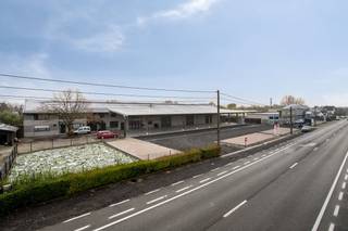 This 240 m² SME unit, located along the Brugsesteenweg in Kuurne, offers an excellent opportunity for companies looking for high-quality and...