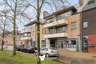 Goed onderhouden appartement met 2 slaapkamers en ondergrondse staanplaats ideaal gelegen in het centrum van Leopoldsburg. Belangrijkste troeven:-...