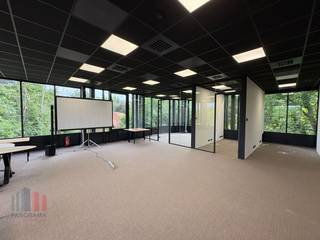 Fantastisch gelegen<strong> all-in kantoren </strong>met een oppervlakte van 206 m² te huur. Het gebouw is strategisch gelegen vlak naast de op- en afrit van de <strong>E40</strong> (Drongen), wat zorgt voor een uitstekende bereikbaarheid richting Gent, Brugge, Brussel en omliggende gemeenten.<br /><br />De moderne kantoorruimte is stijlvol ingericht en volledig <strong>gemeubileerd </strong>met aanwezigheid van een privatieve kitchenette, 4 vergaderzalen en een open space. Verder maakt u gebruik van een waaier aan faciliteiten zoals vergaderruimtes, seminar- en eventzalen, buitenruimtes met zicht op groen, een volledig uitgeruste keuken, een koffiehoek, en sanitaire voorzieningen. Het all-in concept garandeert <strong>maximale ontzorging</strong>: alle verbruikskosten, elektriciteit, gas en water, snel internet, schoonmaak, receptiediensten en kwalitatief meubilair zijn inbegrepen. Daarbovenop beschikt u ook over ruime <strong>parkeermogelijkheden</strong>.<br /><br />Interesse? Neem vandaag nog contact met ons op voor meer informatie of een vrijblijvend plaatsbezoek. Bel <strong>PANORAMA B2B GENT</strong> op <strong>0477 44 39 30</strong>.