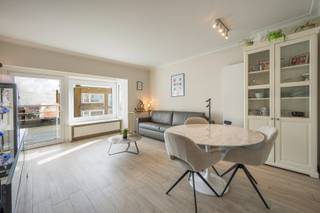 Volledig gerenoveerd appartement gelegen in het gegeerde Duinbergen, een buurt die bijzonder gewaardeerd wordt om haar unieke combinatie van rust en levendigheid.<br />Dit appartement werd in 2016 volledig vernieuwd met een doorgedreven focus op kwaliteit en duurzaamheid, waarbij niet alleen de esthetiek maar ook alle onderliggende technieken integraal werden vernieuwd. De leefruimte, badend in natuurlijk licht, vloeit elegant over in het voorliggende terras met een subtiel zijdelings zeezicht, een discrete luxe die elke dag een gevoel van vakantie oproept.<br />De open keuken, uitgerust met hoogwaardige Miele-toestellen, vormt een perfect samenspel met het stijlvolle tegelparket en creëert een tijdloos en warm interieur. Het appartement beschikt over drie volwaardige slaapkamers met ingemaakte kasten en eigen lavabo, elk met directe toegang tot het westgericht terras waar de avondzon in alle sereniteit beleefd wordt. Twee verfijnd afgewerkte badkamers, een aparte wasruimte en een tweede toilet vervolledigen het geheel, samen met elektrische rolluiken en een praktische kelderberging.<br />Een zeldzaam aanbod op een locatie waar discretie, comfort en levenskwaliteit centraal staan. Een eigendom voor wie enkel het beste als evident beschouwt.