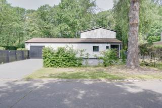 <p><strong>Gerenoveerde woning op een perceel van 2.000 m² in een residentiele woonwijk</strong></p>
<p>Deze recent volledig gerenoveerde woning combineert moderne architectuur, hoogwaardige afwerking en uitzonderlijk veel ruimte, zowel binnen als buiten. Gelegen op een perceel van maar liefst 2.000 m², geniet u hier van rust, privacy en zon gedurende de hele dag.</p>
<p>Bij het betreden van de woning komt u meteen de stijlvolle inkomhal met ingebouwde vestiairekasten en een gastentoilet. Dankzij de grote glazen deuren en wanden krijgt u meteen een prachtig zicht op de grote leefruimte.</p>
<p>De moderne open keuken vormt het hart van de woning en is volledig uitgerust met kwalitatieve toestellen van Bosch: een ingebouwde koffiemachine, combi-oven, extra oven, koelkast, diepvriezer en vaatwasser. Het ruime kookeiland en de Novy-inductiekookplaat met geïntegreerde dampkap maken deze keuken zowel praktisch als luxueus.</p>
<p>Aansluitend bevindt zich een ruime bijkeuken met extra bergruimte en aansluiting voor wasmachine en droogkast.</p>
<p>De royale leef- en eetruimte straalt licht en ruimte uit dankzij de grote raampartijen. Twee gezellige zithoeken worden subtiel van elkaar gescheiden door een moderne glazen wand, wat zorgt voor een open maar stijlvolle indeling. De gashaard maakt de zithoek extra gezellig.</p>
<p>Vanuit de leefruimte geven de grote schuiframen directe toegang tot de enorme tuin, waar u de hele dag door geniet van zon en groen. Op het gelijkvloers bevindt zich bovendien een kamer grenzend aan de leefruimte. Ideaal als bureau of extra slaapkamer.</p>
<p>Verder is er op het gelijkvloers nog een extra praktische dressingruimte. Via de stijlvolle spiltrap bereikt u de bovenverdieping, waar zich nog drie slaapkamers en een luxueuze badkamer bevinden.</p>
<p>De badkamer is afgewerkt in marmerlook en beschikt over een ruime inloopdouche, dubbele lavabo en toilet.</p>
<p>Extra troeven:<br />✔ Volledig gerenoveerd<br />✔ Perceel van ca 2.000 m²<br />✔ Ventilatiesysteem<br />✔ Overal zonnescreens<br />✔ Hoogwaardige materialen en moderne afwerking<br />✔ Gerenoveerd en instapklaar</p>
<p>Een instapklare woning voor wie op zoek is naar ruimte, luxe en comfort in een aangename omgeving.<br /><br />Voor meer informatie, contacteer Stephanie via 0476/90.95.94 of stephanie@reds.be</p>