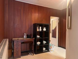 Deze goedgelegen woning combineert veel ruimte met een interessante ligging in de onmiddellijke nabijheid van winkels, scholen, diensten, openbaar vervoer, e.d. Daarnaast bieden de onmiddellijke nabijheid van natuurgebied Bospolder, het gemeentelijke zwembad en de Ekerse putten heel wat ontspanningsmogelijkheden. De woning beschikt over de goede oriëntatie om gezellige woonruimtes en een aangename buitenruimte en zonnige tuin te garanderen. Gelijkvloers vinden we een inpandige garage naast de hal die toegang naar de grote woonkeuken en achterliggende bergplaats met eveneens douche. Op de eerste verdieping ruime woonkamer en op de tweede verdieping 3 kamers waarvan 1 met bad. Achteraan gezellig terras en mooie zonnige tuin. Centrale verwarming d.m.v. gasketel. Energielabel D. Elektriciteit niet conform. Voor verdere informatie of aanvraag plaatsbezoek kan u ons contacteren via info@batimmo-vastgoed.be of 0473/45.77.37.