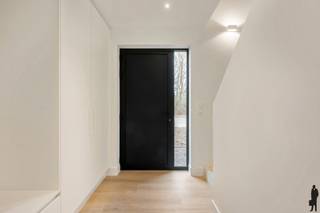 <p>Halfopen, moderne, <strong>kwalitatieve nieuwbouwwoning</strong> met warmtepomp en zonnepanelen en <strong>weids</strong> groen uitzicht.</p>
<p>Deze recente en kwalitatieve nieuwbouwwoning met strakke belijning, met warme rode gevelsteen en zwarte aluminium accenten is gelegen in een rustige, <strong>doodlopende straat</strong> in Essen-Heikant en combineert hedendaags wooncomfort met <strong>energiezuinige</strong> technieken en een prachtig weids zicht achteraan.<br /><br /><strong>Indeling:</strong><strong><br />Gelijkvloers</strong><br />-Bij het binnenkomen wordt u verwelkomd in een stijlvolle inkomhal voorzien van<strong> ingemaakte kasten </strong>met geïntegreerde indirecte verlichting.<br />-Apart gastentoilet met handenwasser en stijlvolle patroontegel<br />-<strong>Ruime leefruimte </strong>met grote raampartijen<br />-Moderne, <strong>luxueuze open leef keuken </strong>en straalt<strong> </strong>rust en verfijning uit en is volledig uitgerust met:<br />combi-oven, geïntegreerde dampkap, inductievuur, vaatwasser, geïntegreerde koelkast, geïntegreerde diepvries<br />-Extra berging/wasplaats met extra spoelbak en ingemaakt meubel<br />-Extra ruimte die perfect kan dienen als bureau, speelruimte of hobbykamer<br />-Volledige beneden verdieping verwarmd met <strong>vloerverwarming</strong><br /><br /><strong>Verdieping:</strong><br />-De bovenverdieping beschikt over <strong>3 volwaardige slaapkamers,</strong> allen afgewerkt met mooie parkettegel en voorzien van vloerverwarming<br />-De luxueuze badkamer is een echte eyecatcher en werd afgewerkt met<strong> hoogwaardige materialen,</strong> waaronder een stijlvolle terrazzo-accentwand<br />De badkamer beschikt over:<br />-Dubbele lavabo met meubel en spiegelkasten<br />-Ruime inloopdouche met glazen wand<br />-Tweede toilet<br />-Handdoekverwarmer<br /><br /><strong>Buitenruimte:</strong><br />De woning beschikt over een<strong> volledig omheinde tuin</strong> met nieuw geplaatste afsluiting en een aangelegd terras<br />Achteraan geniet u van een weids groen zicht zonder directe inkijk<br /><br /><strong>Troeven:</strong><br />-<strong>Warmtepomp</strong> lucht-water<br />-<strong>Vloerverwarming</strong> overal <br />-Voor 2730Wp aan 4 <strong>zonnepanelen</strong> <br />-<strong>Regenwaterput</strong> van 10.000 liter<br />-Aluminium ramen met extra geïsoleerde profielen<br />-Op de constructie(414.000€) wordt 21% BTW gerekend ,grondaandeel aan12% (196.000€)<br />-<strong>BEN-woning</strong><br />Deze woning combineert energiezuinig wonen, moderne afwerking en een top ligging in Essen<br />Ideaal voor gezinnen of wie comfortabel en toekomstgericht wil wonen.</p>