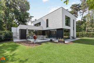Op een unieke, groene locatie in Keerbergen vind je deze prachtige en tijdloze villa, gelegen op een mooi perceel van 2033 m². Deze...