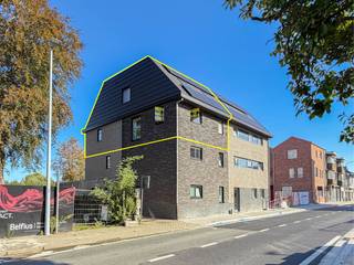 ENERGIEZUINIG EN BIJZONDER RUIM DUPLEXAPPARTEMENT MET 3 SLAAPKAMERS, gelegen in de KLEINSCHALIGE RESIDENTIE HONORÉ te Leupegem (Oudenaarde). Het gebouw werd gerealiseerd met bijzondere aandacht voor KWALITEIT, DUURZAAMHEID EN WOONCOMFORT en omvat slechts 6 appartementen, waardoor u hier geniet van een aangename combinatie van RUST EN PRIVACY. Ook de ligging vormt een BELANGRIJKE MEERWAARDE. Dankzij de nabijheid van de N60 geniet u van een UITSTEKENDE BEREIKBAARHEID, terwijl het CENTRUM VAN OUDENAARDE zich op korte afstand bevindt. Het appartement onderscheidt zich door zijn ROYALE WOONOPPERVLAKTE van maar liefst CA. 145 M². De KWALITATIEVE AFWERKING en het doordachte gebruik van DUURZAME MATERIALEN maken het geheel compleet. Ook energetisch scoort deze eigendom bijzonder sterk. Met een EPC-Label A geniet u van een laag energieverbruik.<br />De indeling gaat als volgt: het appartement bevindt zich op de 2de en 3de verdieping en beschikt over een inkomhal met vestiaire, een gastentoilet, een ruime en lichtrijke woonkamer met kwalitatief ingerichte keuken, een praktische berging/wasplaats en 2 afzonderlijke toiletten. Verder zijn er 3 volwaardige slaapkamers en een ingerichte badkamer.<br />Buitenshuis geniet u van een aangenaam terras met groen uitzicht aan de achterzijde van het gebouw. Op het terrein zijn bovendien een gemeenschappelijke fietsenstalling en een privatieve autostaanplaats inbegrepen in de prijs, wat een absolute meerwaarde vormt en zorgt voor bijkomend praktisch comfort.<br /><br />Adres: Dokter Honoré Dewolfstraat 19 bus 0301 te Oudenaarde<br /><br />EPC: 63kWh/m²; G-score en P-score C; Bestuursmaatregelen in het maatregelenregister: Neen; Beschikbaarheid te bespreken met eigenaar.