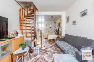 Deze woning is gelegen nabij het Rabotpark en op <strong>fietsafstand van hartje Gent</strong>. Door de centrale ligging heeft u verschillende winkels, scholen en recreatie in de buurt. Het openbaar vervoer is een groot pluspunt, waardoor u zich vlot kan verplaatsen van punt A naar B. <br /><br />De woning bestaat op het gelijkvloers uit een <strong>open leefruimte</strong> met zithoek en eetplaats en een keuken met achterliggend de badkamer. Zowel op het eerste als tweede verdiep bevindt zich telkens één slaapkamer.<br /><br />Wenst u deze woning zelf verder te ontdekken? Maak dan uw afspraak via theo@convas.be.