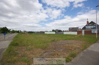 Lot bouwgrond van 1.475 m² op een uitstekende commerciële locatie, gelegen aan het rondpunt van de Beversesteenweg en de Koning Leopold III-laan.<br />Deze bouwgrond is geschikt voor de ontwikkeling van een kantoorgebouw, met de eventuele mogelijkheid tot het combineren met een woonfunctie<br />(onder voorbehoud van stedenbouwkundige goedkeuring).<br /><br />De volume- en oppervlaktestudie is beschikbaar op aanvraag.<br /><br />Voor een persoonlijke afspraak of meer informatie kunt u rechtstreeks contact opnemen met Christophe op het nummer 0497 41 37 37<br />of stuur een mail naar christophe@immotion.be. 