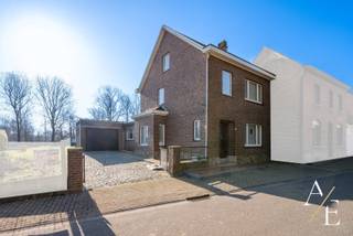 Bent u op zoek naar een geschikte woning met ruime tuin op een rustige en groene ligging? Deze halfopen bebouwing wordt u exclusief te koop aangeboden door Access Estate. <br /><br />BEZOEKDAG ZONDAG 26 JULI - OP AFSPRAAK!<br />Maak nu uw afspraak via sms of WhatsApp door te sturen naar 0475 92 30 35.<br /><br />Deze renovatiewoonst in het charmante en landelijke Steenhuize-Wijnhuize beschikt momenteel over een gezellige woon- en leefruimte, een functionele keuken, een badkamer en drie mooie slaapkamers. Bovendien biedt de zolderverdieping extra mogelijkheden: transformeer deze ruimte tot een extra slaap- of speelkamer en vergroot zo het wooncomfort.<br /><br />Een grote troef van deze eigendom is de ruime perceelsoppervlakte, ideaal voor wie droomt van een mooie tuin met voldoende ruimte voor ontspanning, spelen of tuinieren.<br /><br />Troeven van deze ligging:<br />- Groene en landelijke omgeving – Perfect voor wie wil genieten van rust en natuur.<br />- Ruime perceelsoppervlakte – Tal van mogelijkheden voor tuinliefhebbers en gezinnen.<br />- Vlotte bereikbaarheid – Goede verbinding met belangrijke invalswegen en nabijgelegen steden zoals Zottegem en Geraardsbergen.<br />- Nabijheid van voorzieningen – Winkels, scholen en openbaar vervoer op korte afstand.<br />- Wandelen en fietsen – Talrijke wandel- en fietsroutes in de omgeving voor natuurliefhebbers.<br />- Authentiek en charmant dorp – Levendige dorpssfeer met gezellige buurtgemeenschap.<br /><br />Bent u op zoek naar een woning met potentieel in een idyllische omgeving? Mis deze kans niet! Neem contact op voor meer informatie of een bezichtiging.