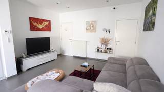 Deze <strong>gezellige woning </strong>is gelegen in een rustige straat, op een uitstekende centrale locatie nabij het centrum van Roeselare. Dankzij de ligging bevinden het station, winkels, scholen, recreatiemogelijkheden en belangrijke verbindingswegen zich allemaal op wandelafstand.<br /><br />Op het gelijkvloers beschikt de woning over een inkomhal, een praktische wasplaats/berging, een apart toilet en een <strong>gezellige woonkamer</strong> met <strong>ingerichte open keuken</strong>. De keuken is voorzien van een spoeltafel, koelkast, keramische kookplaat, dampkap, oven en vaatwasmachine. Verder is er een badkamer met een comfortabele inloopdouche, een badmeubel en een ingemaakte kast.<br />Op de eerste verdieping bevinden zich twee slaapkamers en een kleine nachthal. Via de tweede slaapkamer komen we met de vaste trap op de zolderverdieping.<br />Deze ruimte kan perfect ingericht worden als bureau of hobbyruimte.<br />Achteraan beschikt de woning over een gezellige tuin met terras en tuinberging. De woning is voorzien van dubbele beglazing en centrale verwarming op aardgas.<br /><br />De woning is beschikbaar vanaf 1 december 2026.<br /><br /><u><strong>Interesse in deze woning?</strong></u><br />Ga naar de website www.dicasa.be, klik op het pand dat je wenst te huren. Via de knop "Ik ben kandidaat" vragen we u kort een profiel in te vullen.<br />Daarna nemen we contact op voor een bezoek. Telefonisch kunnen er geen afspraken gemaakt worden.<br /> 