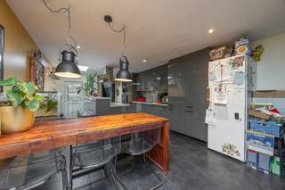 <span>Plannen, foto's en virtual bezoek:</span><br />https://360tool.immotools.be/sterckx/384/931/<br /><br /><span>Omschrijving:</span><br />- <strong>gelijkvloers</strong>: inkomhal, woonkamer, zitkamer, volledig uitgeruste keuken (kookplaat, vaatwasser, spoelbak, koelkast, oven, microgolfoven, koffiemachine), voorraadkamer, badkamer (inloopdouche, lavabo, toilet), <br />- <strong>1e verdieping</strong>: nachthal, 2 slaapkamers, toilet<br />- <strong>2e verdieping</strong>: onafgewerkte zolder met mogelijkheid tot inrichten 1 extra slaapkamer<br /><br /><span>Verder:</span><br />- PVC ramen dubbele hoogrendementsbeglazing<br />- juni '25 dakrenovatie<br />- warmtepomp<br />- 12 zonnepanelen + thuisbatterij<br />- badkamer + achterbouw gerenoveerd in '19<br />- terras in '22 aangelegd<br />- Z-tuin<br />- géén renovatieverplichting<br />- electriciteit is conform<br />- alle noodzakelijke documenten voor de verkoop zijn beschikbaar en liggen ter inzage bij het bezoeken van de woning