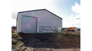 <strong>Op te richten loods</strong> met als mogelijke indeling: opslagruimte en/of garage, burelen + stockageruimte boven burelen.<br /><br />Deze koop omvat het transport en de volledige opbouw van de loods op een nieuwe locatie na het bekomen van de nodige bouwvergunningen, de funderingsvoeten in beton en de nodige grondwerken om de opbouw te kunnen starten.<br /><br />Niet inbegrepen zijn de bouwaanvraag, betonstudie in functie van bodemtoestand, funderingsplaat/werkvloer, elektrische werken, sanitaire werken, afvoer/riolering (ondergronds)<br /><br />Oppervlakte : 14,5 x 15 m = <strong>217 m²</strong>