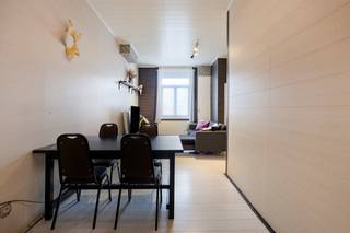 Indeling<br /><br />Gelijkvloerse verdieping:<br />- inkomhal<br />- woon- en eetkamer (26 m²)<br />- deels uitgeruste keuken (16 m²)<br />- badkamer met bad, toilet en lavabomeubel<br />- gezellige stadstuin van ca. 30 m²<br /><br />Eerste verdieping:<br />- nachthal<br />- slaapkamer 1 (16,50 m²)<br />- slaapkamer 2 (9 m²)<br /><br />Tweede verdieping:<br />- slaapkamer 3/ zolderkamer (10 m²)<br /><br />Bijzonderheden:<br />- woning met 3 slaapkamers en een gezellige stadstuin van ca. 30 m²<br />- condensatieketel vernieuwd in 2025<br />- binnenzijde van de aanbouw vernieuwd en geïsoleerd in 2024<br />- elektrische installatie is conform<br />- gunstig gelegen in Hoboken, nabij winkels, scholen en openbaar vervoer, met een vlotte verbinding naar Antwerpen, Wilrijk en de A12; ook het groen van onder meer Park Sorghvliedt en de Hobokense Polder bevindt zich in de omgeving<br /><br />Bent u geïnteresseerd in dit huis te koop in Hoboken? Aarzel dan niet om contact met ons op te nemen via janice.racaj@dewaele.com of op 03 206 76 73.<br />Wenst u uw eigendom ook te koop of te huur te stellen? We helpen u graag verder.<br />Steeds tot uw dienst om u verder te helpen met al uw vragen over vastgoed!<br /><br />Bestuursmaatregelen in het maatregelenregister: nee