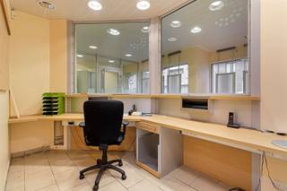 <p><span>Deze handels- of kantoorruimte is gunstig gelegen in een kleinschalige residentie uit 2001, nabij het centrum van Wachtebeke. Dankzij de commerciële ligging geniet het pand van een uitstekende zichtbaarheid, terwijl de straat ruime parkeermogelijkheden biedt voor klanten en medewerkers. </span></p><p><span>Bij binnenkomst leidt de inkomhal naar een loketruimte met grote raampartijen, die niet alleen zorgen voor veel natuurlijke lichtinval, maar ook een ideale etalagemogelijkheid bieden. Verder omvat het pand een hal die toegang geeft tot drie aparte kantoorruimten, een polyvalente ruimte die voorheen dienstdeed als kluizenruimte, een praktische berging en een apart toilet. Daarnaast beschikt het pand over een kelder, wat extra opslagcapaciteit biedt.</span></p><p><span>De elektrische installatie werd recent conform bevonden en het pand heeft een EPC-label C. Er bestaat de mogelijkheid om een aparte garagebox aan te kopen voor  25.000, evenals een tweede handels- of kantoorruimte of een ruim appartement. Het pand is vrij van gebruik bij akte.</span></p><p><span>Voor meer informatie of een bezoek ter plaatse kan Mathias gecontacteerd worden op het nummer 0472 60 91 51 of via e-mail op mathias@pattymo.be.</span></p>