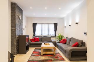 [[ DIT PAND NEEMT DEEL AAN DE ERA OPEN HUIZEN DAG OP 6/12 VAN 14:30 TOT 15:30 ]]Te koop: ruime halfopen woning met 4 slaapkamers centraal gelegen van...