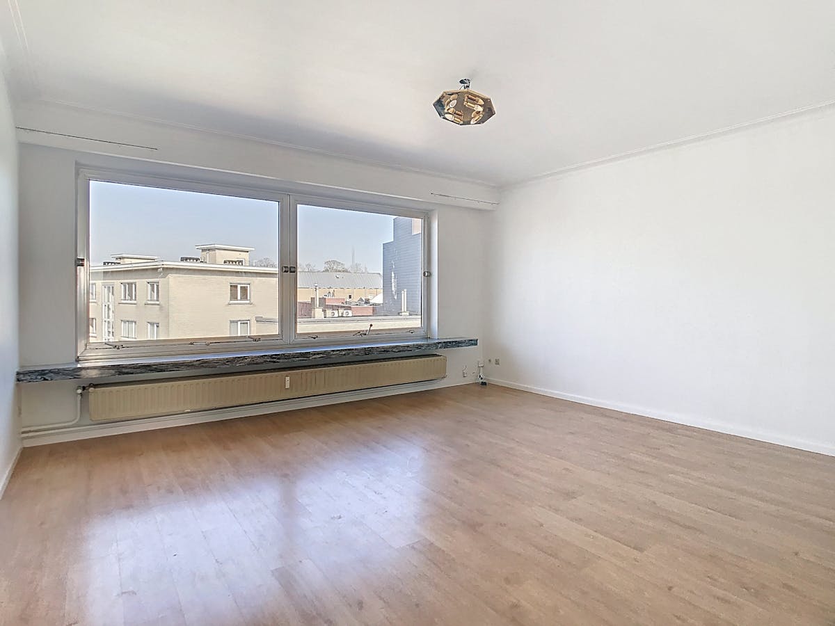 Lichtrijk en centraal gelegen ruim appartement met garage - foto 3