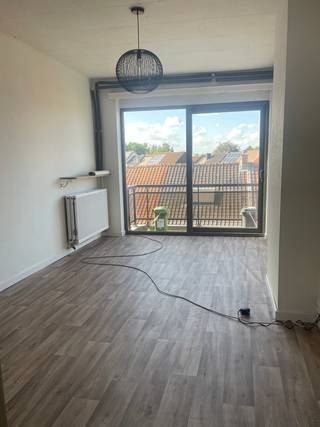 Dit volledig gerenoveerde appartement te Aalst bevindt zich op de derde verdieping in een gebouw met lift. Via de inkomhal bereikt men de leefruimte met aansluitend volledig geïnstalleerde keuken. De badkamer werd uitgerust met een douche, toilet en enkele wastafel. Het appartement beschikt tevens over één slaapkamer en een tweede ruime kamer die dienst kan doen als tweede slaapkamer of ruime bergruimte. Dit appartement werd reeds volledig gerenoveerd en bevindt zich centraal gelegen nabij het centrum. Ideaal voor wie op zoek is naar een instapklaar en ruim appartement nabij het stadscentrum. Huurprijs: 575 EUR + 30 EUR gemeenschappelijke lasten.