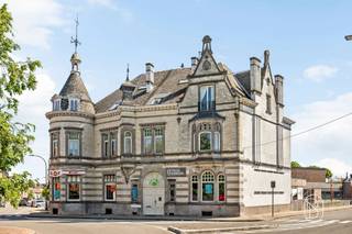 <p>UNIEKE KANS. Prachtige HERENWONING met enorm veel potentieel (kantoren, praktijk, B&amp;amp;B) voor mensen op zoek naar ruimte! Gelegen in het CENTRUM op een commerciële zichtlocatie. INDELING: inkom en wahtruimte, prachtige trappenhal, grote leefruimte, extra bureau, VOLLEDIG ONDERKELDERD, en op de 3 bovenliggende verdiepen enorm veel mogelijkheden qua ruimtes (kamers, kantoren,...). Laat u verrassen door deze karaktervolle eigendom en vraag nu uw bezoek aan: info@immobeguin.be</p>