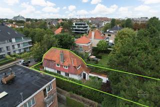 <p><strong>Spacieuse villa côtière authentique avec garage et possibilités d'extension au 144 Zeelaan</strong></p><p>Cette propriété bien aménagée offre beaucoup de potentiel et est idéale pour ceux qui recherchent une maison familiale spacieuse au bord de la mer à moderniser à leur goût.</p><p>Au rez-de-chaussée, vous trouverez un espace de vie lumineux avec une cuisine attenante et des toilettes séparées. Au premier étage, il y a trois chambres confortables (deux avec lavabo), une salle de bains avec baignoire/douche et lavabo, et des toilettes séparées. Un placard encastré offre un espace de rangement supplémentaire.</p><p>Le grand grenier offre des possibilités supplémentaires de rangement ou d'extension. A l'extérieur, vous bénéficiez d'une allée et d'un garage spacieux, offrant un grand espace de stationnement. Le toit a déjà été isolé et la maison est équipée d'un chauffage au gaz.</p><p>Une cave sèche est également disponible à l'adresse .</p><p><strong>Caractéristiques de ce bien :</strong></p><ul><li><p>Espace de vie lumineux avec cuisine séparée</p></li><li><p>3 chambres + salle de bains et toilettes séparées</p></li><li><p>Garage spacieux et allée</p></li><li><p>Grand grenier avec possibilités</p></li><li><p>Chauffage au gaz & toiture isolée (EPC-D = pas d'obligation de rénovation) </p></li><li><p>Structure solide et aménagement agréable</p></li><li><p>Distance à pied de la mer et de la plage</p><p> </p></li></ul><p>Une propriété avec un grand potentiel et une excellente base pour une modernisation ultérieure !</p><p>Plus d'infos ou une visite ? <br />Karel@home4you.be<br />0470342025</p><p> </p>