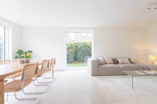 In het landelijke gehucht Bruinbeke, tussen Schellebelle en centrum Wichelen, ontwikkelt Hectaar een nieuwbouwproject met energiezuinige woningen. Het project bestaat uit twee halfopen en een gesloten bebouwing.<br />De woningen liggen vlakbij de Kalkense Meersen, een van de mooiste natuurgebieden in de regio. Tegelijkertijd zijn scholen en winkels vlot bereikbaar. Het station van Wichelen bevindt zich op slechts 1,5km. <br /><br />Als koper krijg je de kans om volledig inspraak te hebben in de inrichting en afwerking van jouw woning. In samenspraak met onze betrouwbare partnerleveranciers kies je zelf de materialen en afwerking volgens smaak en budget.<br /><br /><strong>Indeling van de woningen:</strong><br />Gelijkvloers: inkomhal met gastentoilet, lichtrijke leefruimte met open keuken en een ruime berging.<br />Verdieping: nachthal met apart toilet, 3 volwaardige slaapkamers (12,63m² - 12,49m² - 10,52m²) en badkamer met ligbad, douche en dubbel lavabomeubel.<br />Zolder: toegankelijk via het zolderluik - ideaal als extra opbergruimte. <br /><br /><strong>Troeven van deze woning:</strong>
<ul>
<li>Energiezuinig</li>
<li>Lucht/water warmtepomp en vloerverwarming </li>
<li>Zonnige tuinen </li>
<li>Regenwaterput 7.500l aangesloten op toiletten/wasmachine/buitenkraan</li>
<li>Mogelijkheid tot het plaatsen van een carport</li>
</ul>
Ben je op zoek naar een nieuwe thuis? Neem dan snel contact op voor een afspraak of een bezichtiging aan een van onze kijkwoningen!<br /><span>(Foto's zijn referentiebeelden van voorgaande projecten)</span>