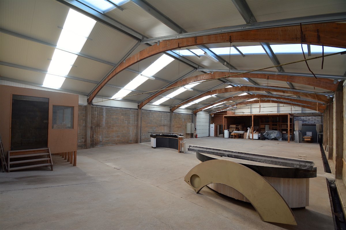 OPSLAGRUIMTE (430m²) TE HUUR met geïsoleerd dak, hoge elektrische sectionaalpoort en BUREEL te Oostkamp (Hertsberge). Op 4km van E40. - foto 4