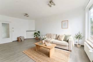 <p>Dit ruime appartement op de eerste verdieping combineert licht en ruimte en biedt een solide basis om naar eigen smaak op te frissen.</p><p>🏡 Indeling &amp; wooncomfort<br />Het appartement beschikt over drie slaapkamers en een ruime, lichtrijke leefruimte. De keuken is praktisch ingedeeld en geeft toegang tot een terrasje! </p><p>🔌 Energie &amp; technische informatie<br />EPC: C<br />Elektriciteit conform</p><p>📍 Ligging<br />Gelegen in de straat van een basisschool en een warme bakker, op een steenworp van het centrum van Borsbeek. Vlot bereikbaar en nabij winkels en openbaar vervoer, waardoor alles binnen handbereik is.</p><p>Wenst u meer informatie of had u graag een bezichtiging gewenst? Info@markasa.be<span></span> of 03/827.72.92</p>