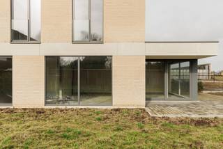 Deze energiezuinige woning met 3 slaapkamers maakt deel uit van Residentie Hugo in het centrum van Ingooigem en kan<strong> in enkele maanden instapklaar </strong>worden afgewerkt. <br /><br />Deze woning telt<strong> 2 verdiepingen</strong> en heeft o.m. een grote en lichtrijke woonkamer, ingerichte eilandkeuken en badkamer, ruim terras van 35m² én een private omheinde tuin.<br /><br />Perfect voor gezinnen met kinderen en voor iedereen die wooncomfort met buitenruimte wil combineren. <br /><br />Voorzien van de nieuwste technieken voor koeling, verwarming en ventilatie. Zonnepanelen inclusief. <strong>Aankoop aan 6% btw </strong>mogelijk.<br /><br />Er is een ondergrondse parkeerplaats of garage voorzien, net als extra bergingen en een fietsenstalling.<br /><br /> Jij kiest jouw keuken, badkamer & vloeren uit in de toonzalen van onze partners en onze klantenbegeleider staat klaar om alles voor je te regelen.