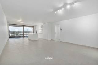 Dit moderne appartement in Zwijnaarde voldoet aan alle standaarden van comfort en luxe. Gelegen op een ideale locatie, biedt dit appartement een prachtig uitzicht vanaf het ruime terras. <br />Het appartement werd gebouwd in 2025, waardoor het voldoet aan de nieuwste bouwnormen en -eisen. Het is voorzien van moderne voorzieningen en heeft een energielabel A, wat betekent dat het energiezuinig is en lagere energiekosten met zich meebrengt.<br />Het gebouw is uitgerust met een lift, waardoor het appartement gemakkelijk toegankelijk is.<br />De ligging van dit appartement is een van de grootste troeven. Het is gelegen nabij het Parkbos en het Technologiepark en dicht bij alle voorzieningen zoals winkels, restaurants en openbaar vervoer. Bovendien is het slechts een korte afstand verwijderd van het bruisende stadscentrum van Gent.<br />Kortom, dit appartement biedt een perfecte combinatie van comfort, locatie en moderne voorzieningen. Met zijn ruime terras, lift, twee slaapkamers en badkamer, is het ideaal voor gezinnen of mensen die op zoek zijn naar een ruim en luxueus appartement in het Gentse.<br />Fraai aangelegde, gemeenschappelijke tuin met vijver.<br />Ondergrondse staanplaats in begrepen in de huurprijs.<br />Huurprijs: € 1300,00 + € 75,00 gemeenschappelijke kosten<br />Beschikbaar vanaf 1 juli.<br />Bel voor bezoek: Ulrik Willems 0495 93 38 35 of email uw@entree.be