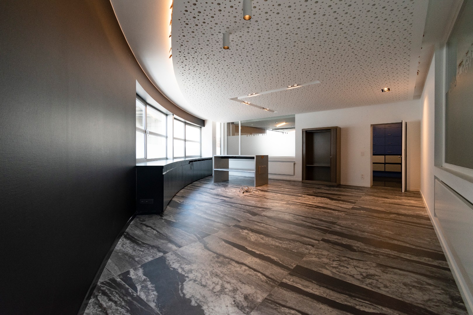 Bureel met een oppervlakte van 365m² te Tielt. - foto 4