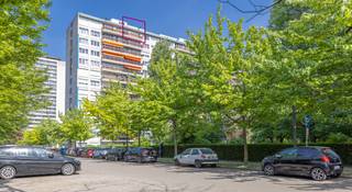 Ontdek dit lichtrijke appartement gelegen in een rustige en groene buurt aan de Dokter Zamenhoflaan 16, in het bruisende Anderlecht. De woning bevindt zich in de nabijheid van winkels, scholen, openbaar vervoer (metro, tram en bus), en op korte afstand van het Erasmusziekenhuis, het Westland Shopping Center en de Brusselse ring – ideaal voor wie vlot in én uit de stad wil.<br />Het appartement bevindt zich op de twaalfde verdieping van een goed beheerd en onderhouden gebouw met lift.<br />De indeling is als volgt: een inkomhal, een keuken die uitgeeft op het terras, een leefruimte, twee slaapkamers en een badkamer.<br /><br /><br />EPC-klasse G, 943 kWh/m²/jaar.<br />Te bezoeken.