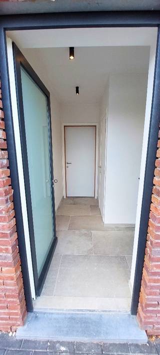 Vlakbij de Sint-Pieterskerk vinden we deze recente woning terug. (bouwjaar 2024) Een verrassend ruim woonvolume werd hier opgetrokken met kwalitatieve &amp; energiezuinige materialen. (E-peil 30) In de voortuin is er een privatieve oprit met toegang tot de garage, aan de binnenzijde heeft de woning volgende indeling: inkom met gastentoilet, ruime open leefruimte met volledig geïnstalleerde keuken, aparte speelkamer of home-office, wasplaats &amp; garage. Op de verdieping zijn er 3 ruime slaapkamers, de badkamer werd uitgerust met een inloopdouche, toilet en dubbele wastafel. In de zuid-gerichte tuin met terras is het heerlijk vertoeven, stockeren kan op zolder of in het ruime tuinhuis. Absolute pluspunten zijn: vloerverwarming / 7 zonnepanelen / uitweg achteraan, die paalt aan het schooltje / VERKOOP ONDER REGISTRATIERECHTEN (2% mogelijk)/... De woning is op heden correct verhuurd aan 1100 euro/maand. Vrij in overleg. <br /><br />Interesse om deze topper te bezoeken? Bel of mail Jasper 0479/27 71 92 - Jasper@immopottelberg.be