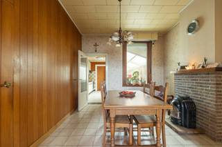 Deze totaal te renoveren woning is gelegen in een rustige en aangename woonstraat met vlotte verbinding naar het centrum, openbaar vervoer, scholen...
