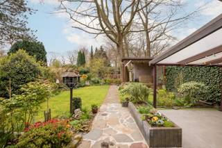 Deze verzorgde halfopen bebouwing uit 1972 werd doorheen de jaren met oog voor comfort en functionaliteit vernieuwd, en biedt vandaag een...