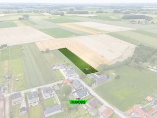 Op zoek naar een grond (gelegen in woongebied in landelijk karakter) waar rust, ruimte en een landelijke omgeving centraal staan? Dan is deze grond in Velzeke, een deelgemeente van Zottegem, zeker het bekijken waard. <br /><br />Het perceel heeft een totale oppervlakte van ca. 3.209 m² en beschikt over een gunstig stedenbouwkundig attest voor de oprichting van een halfopen bebouwing. Het perceel bevindt zich in een landelijk woonlint en geniet van een rustige ligging met een vlotte verbinding naar het centrum van Zottegem en de omliggende gemeenten.<br /><br />Volgens het afgeleverde attest kan een halfopen woning opgericht worden met een maximale bouwdiepte van 15 meter. Het hoofdgebouw dient voorzien te worden van een hellend dak, passend binnen het landelijke karakter van de omgeving.<br /><br />Een bijkomende troef is de ruime perceel oppervlakte met achteraan een groen en landelijk karakter, wat zorgt voor een uitzonderlijk gevoel van rust en privacy. <br /><br />Interesse in deze unieke bouwkans in Velzeke? Contacteer ons voor meer informatie over de stedenbouwkundige mogelijkheden en de bijhorende voorwaarden.<br /><br />