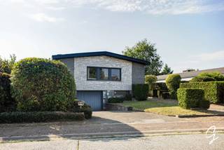 Looking for a spacious bungalow with plenty of renovation potential?<br /><br />This home features an exceptionally spacious layout on a single level, offering large living areas and numerous possibilities for transforming it into a contemporary, comfortable home. Thanks to the practical layout and the generous amount of available space, this property is ideal for a truly beautiful renovation project.<br /><br />The ground floor currently comprises a living area with a kitchen and dining area, a separate half-bath, a full bathroom, and three bedrooms. There are a few steps leading up to the bedrooms, as shown in the photos.<br /><br />In addition, there is a basement of over 100 m², including a garage. This enormous space offers a wealth of possibilities for storage, a hobby room, a workshop, or other uses, depending on your preferences and the opportunities presented by the renovation.<br /><br />The exterior of this home also has a lot to offer. The south-facing garden enjoys sunlight throughout the day. At the back, you look out over the surrounding fields, allowing you to enjoy a beautiful and peaceful rural view.<br /><br />This property is subject to a renovation requirement.<br /><br />Interested in discovering the potential of this home for yourself? –<br /><br />Call Jordi to schedule an appointment: 0477/32.61.53